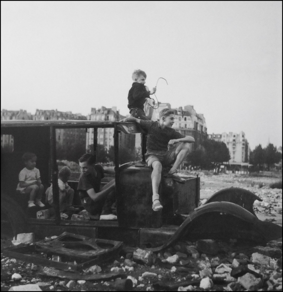 La voiture fondue, Paris, 1944